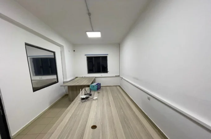 Tirane, jepet me qera zyre Kati 1, 140 m² 750 € (PAZARI I RI)
