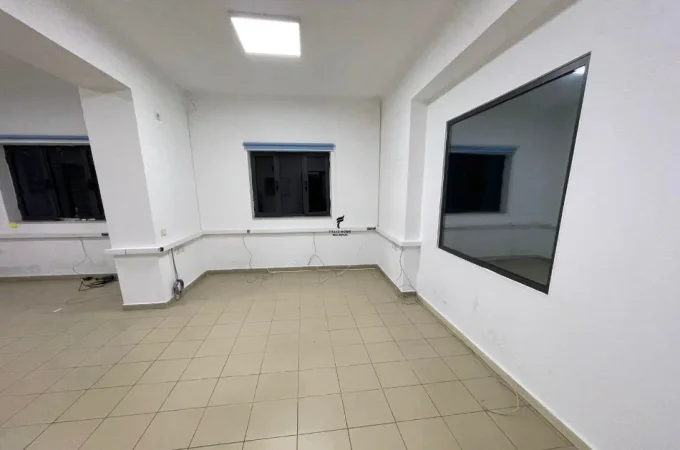 Tirane, jepet me qera zyre Kati 1, 140 m² 750 € (PAZARI I RI)