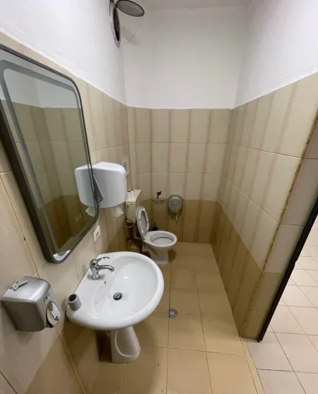 Tirane, jepet me qera zyre Kati 1, 140 m² 750 € (PAZARI I RI)