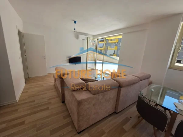 Tirane, jepet me qera apartament 2+1+Ballkon Kati 1, 85 m² 450 € (Kompleksi Tom Doshi)