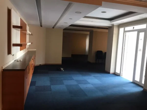 Tirane, jepet me qera ambjent biznesi , 500 m² 8.000 € (STACIONI I TRENIT)