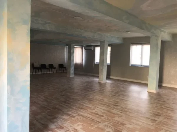 Tirane, jepet me qera ambjent biznesi , 500 m² 8.000 € (STACIONI I TRENIT)