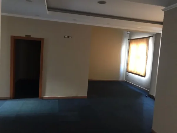 Tirane, jepet me qera ambjent biznesi , 500 m² 8.000 € (STACIONI I TRENIT)