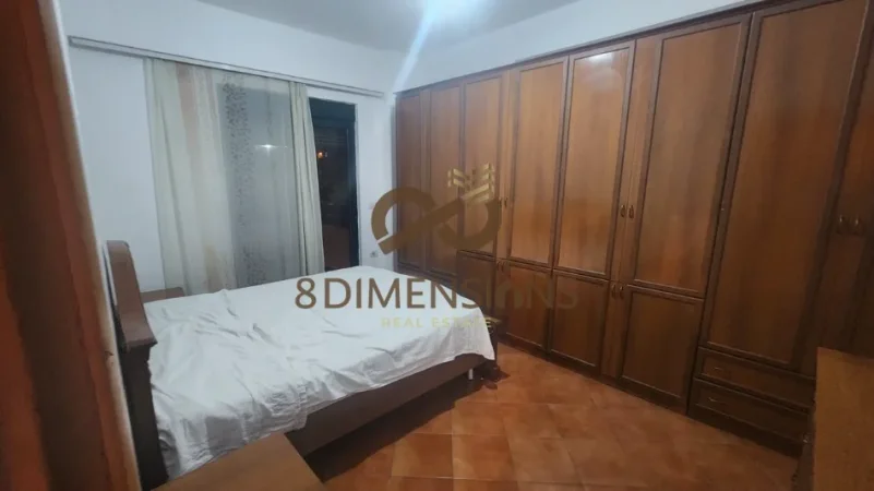 Tirane, jepet me qera apartament 2+1 Kati 1, 100 m² 500 € (pallati me shigjeta)