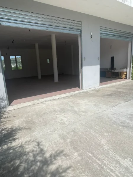 Tirane, jepet me qera magazine Kati 0, 120 m² 600 € (PEZE HELMES)