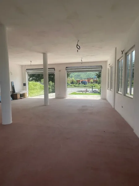 Tirane, jepet me qera magazine Kati 0, 120 m² 600 € (PEZE HELMES)