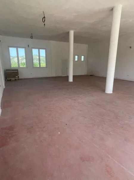 Tirane, jepet me qera magazine Kati 0, 120 m² 600 € (PEZE HELMES)