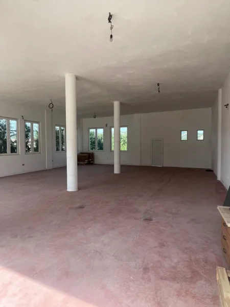 Tirane, jepet me qera magazine Kati 0, 120 m² 600 € (PEZE HELMES)