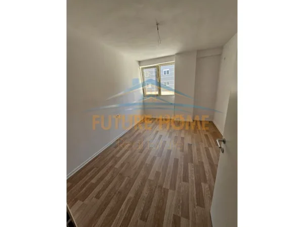 Tirane, jepet me qera apartament 1+1 Kati 1, 154 m² 450 € (Kompeksi Tom Doshi)