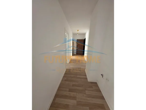 Tirane, jepet me qera apartament 1+1 Kati 1, 154 m² 450 € (Kompeksi Tom Doshi)