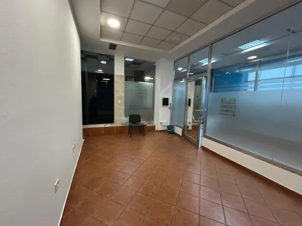 Tirane, jepet me qera ambjent biznesi Kati 1, 25 m² 300 € (Bulevardi Zogu i Parë)