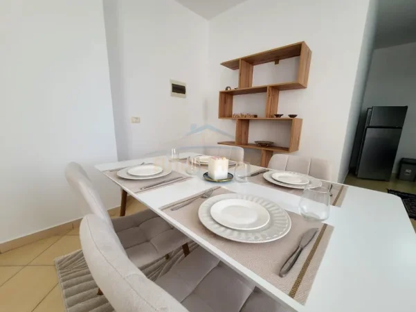 Tirane, jepet me qera apartament 2+1 Kati 3, 105 m² 650 € (Liqeni i Thate,)