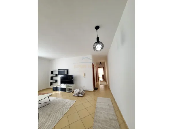 Tirane, jepet me qera apartament 2+1 Kati 3, 105 m² 650 € (Liqeni i Thate,)