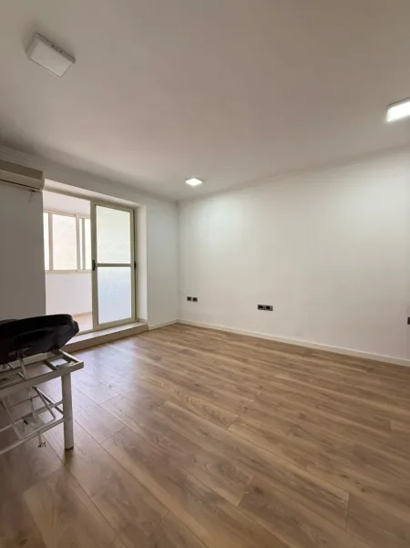 Tirane, jepet me qera ambjent biznesi Kati 1, 80 m² 800 € (21 Dhjetori)