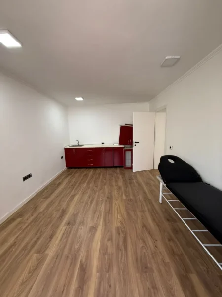 Tirane, jepet me qera ambjent biznesi Kati 1, 80 m² 800 € (21 Dhjetori)
