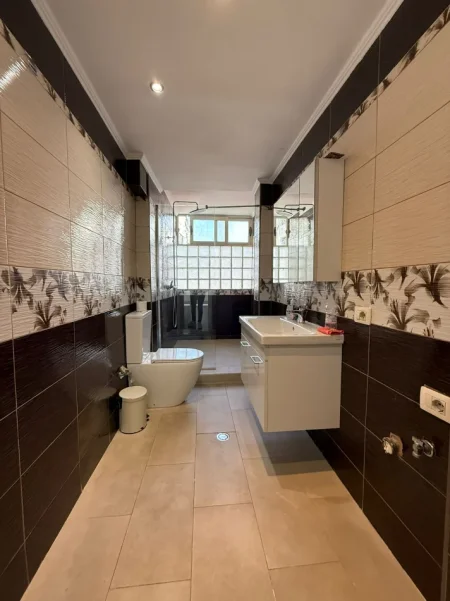 Tirane, jepet me qera ambjent biznesi Kati 1, 80 m² 800 € (21 Dhjetori)