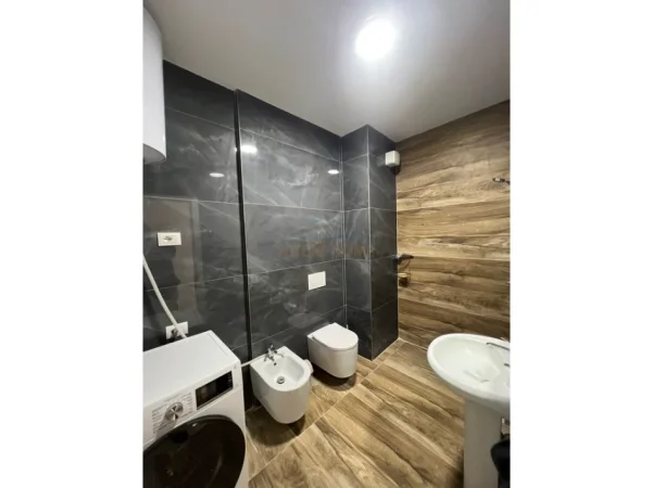 Tirane, jepet me qera apartament 1+1 Kati 7, 61 m² 400 € (Unaza e re)