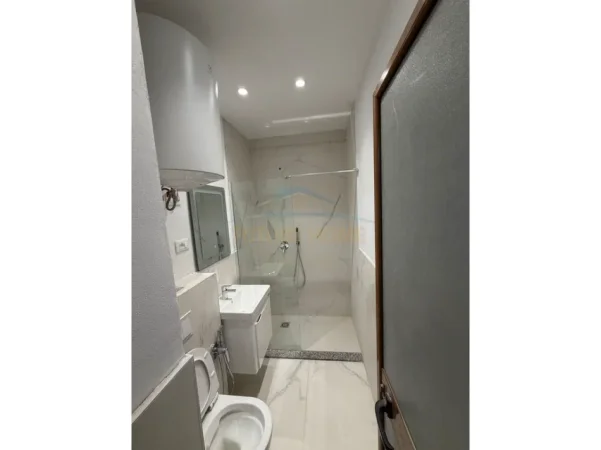 Tirane, jepet me qera apartament 1+1 Kati 2, 68 m² 450 € (Unaza e re)