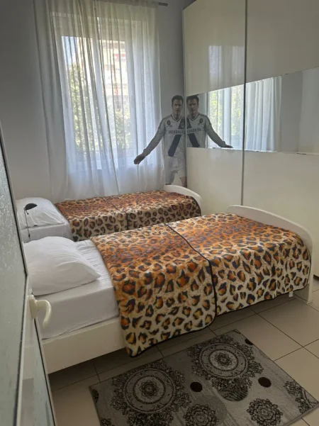 Jepet me Qera Apartament 1+1 ne nje Super Zone te Kerkuar ne Bllok me nje super mobilim dhe nje super Cmim, 500 Eurr