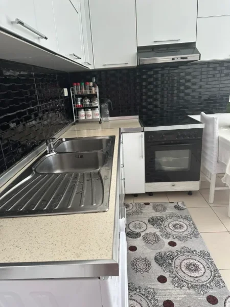 Jepet me Qera Apartament 1+1 ne nje Super Zone te Kerkuar ne Bllok me nje super mobilim dhe nje super Cmim, 500 Eurr