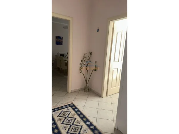 Tirane, jepet me qera apartament 1+1+Ballkon Kati 8, 64 m² 450 € (Unaza e re)