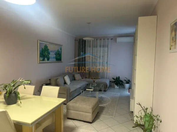 Tirane, jepet me qera apartament 1+1+Ballkon Kati 8, 64 m² 450 € (Unaza e re)