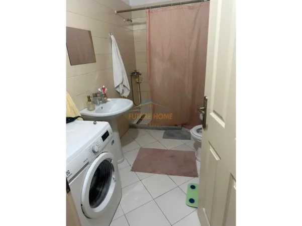 Tirane, jepet me qera apartament 1+1+Ballkon Kati 8, 64 m² 450 € (Unaza e re)