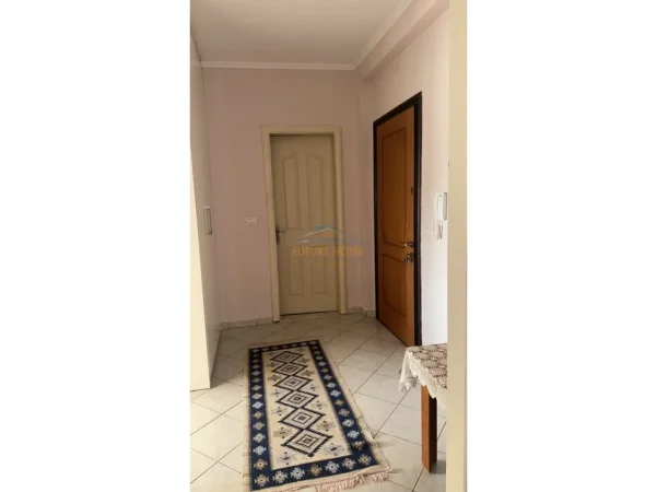 Tirane, jepet me qera apartament 1+1+Ballkon Kati 8, 64 m² 450 € (Unaza e re)