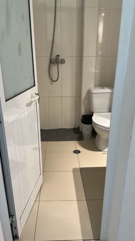 Jepet me Qera Apartament 1+1 ne nje Super Zone te Kerkuar ne Bllok me nje super mobilim dhe nje super Cmim, 500 Eurr