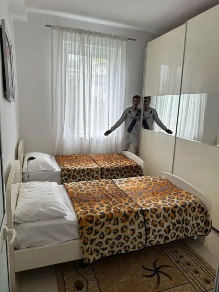 Jepet me Qera Apartament 1+1 ne nje Super Zone te Kerkuar ne Bllok me nje super mobilim dhe nje super Cmim, 500 Eurr