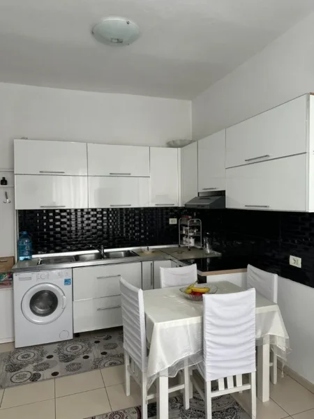 Jepet me Qera Apartament 1+1 ne nje Super Zone te Kerkuar ne Bllok me nje super mobilim dhe nje super Cmim, 500 Eurr