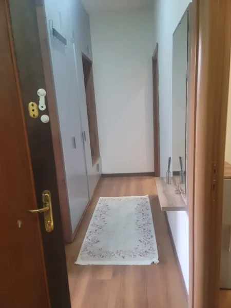 Tirane, jepet me qera apartament 1+1 Kati 1, 62 m² 600 € (9 KATSHET)