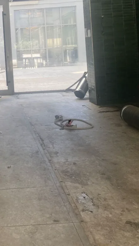 Tirane, jepet me qera dyqan Kati 0, 36 m² 500 € (PALLATI ME SHIGJETA)