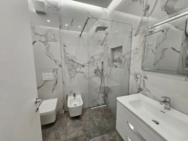 Tirane, jepet me qera apartament 1+1 Kati 3, 78 m² 750 € (Zogu i Zi)