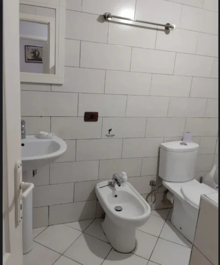 Tirane, jepet me qera apartament 1+1 Kati 1, 65 m² 400 € (ASTIR)