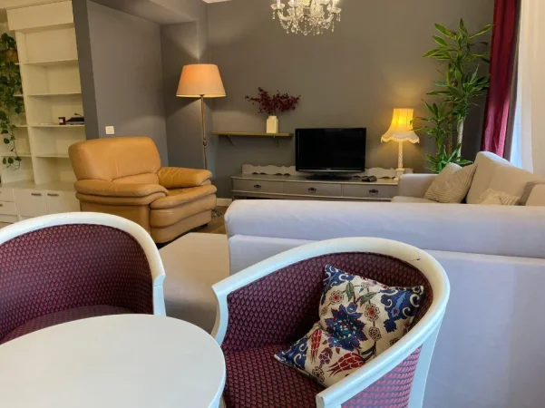 Tirane, jepet me qera apartament 3+1 Kati 4, 120 m² 900 € (PRANE SHPRESA AL)