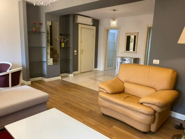 Tirane, jepet me qera apartament 3+1 Kati 4, 120 m² 900 € (PRANE SHPRESA AL)