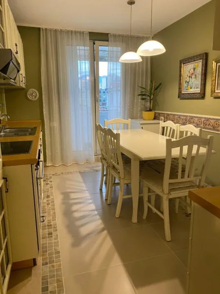 Tirane, jepet me qera apartament 3+1 Kati 4, 120 m² 900 € (PRANE SHPRESA AL)