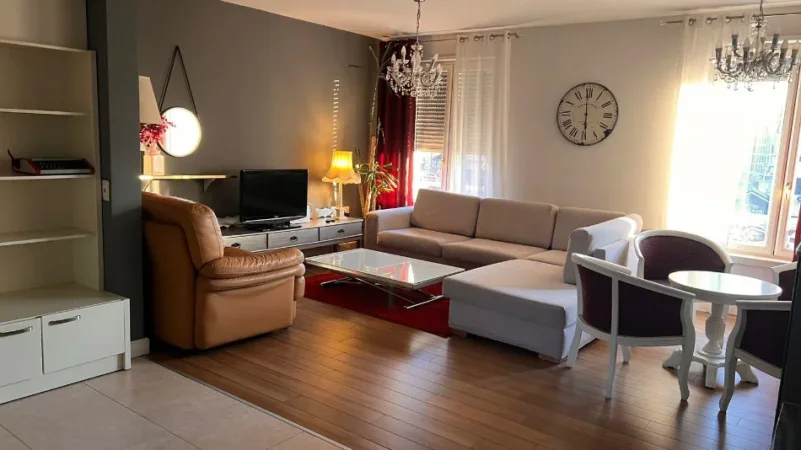 Tirane, jepet me qera apartament 3+1 Kati 4, 120 m² 900 € (PRANE SHPRESA AL)