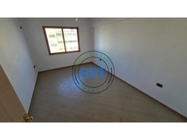 Durres, jepet me qera apartament 1+1 Kati 5, 65 m² 250 € (Spitali)