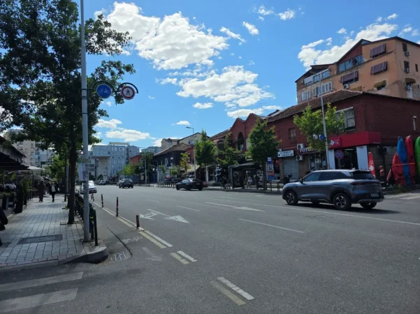 Tirane, shitet apartament 2+1+Ballkon Kati 4, 116 m² 300.000 € (Komuna e Parisit)