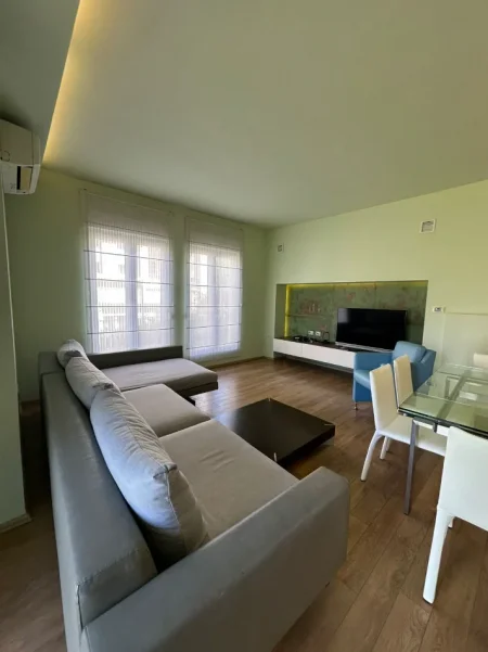 Tirane, jepet me qera Vile 3 Katshe Kati 4, 250 m² 2.700 € (White House, TEG)