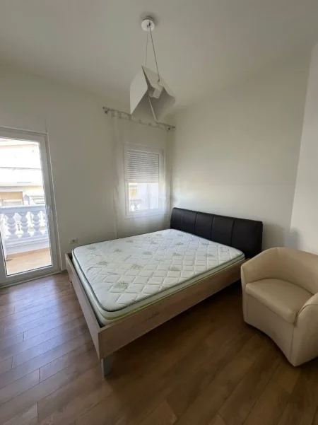 Tirane, jepet me qera Vile 3 Katshe Kati 4, 250 m² 2.700 € (White House, TEG)