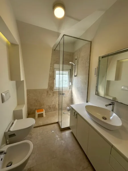Tirane, jepet me qera Vile 3 Katshe Kati 4, 250 m² 2.700 € (White House, TEG)