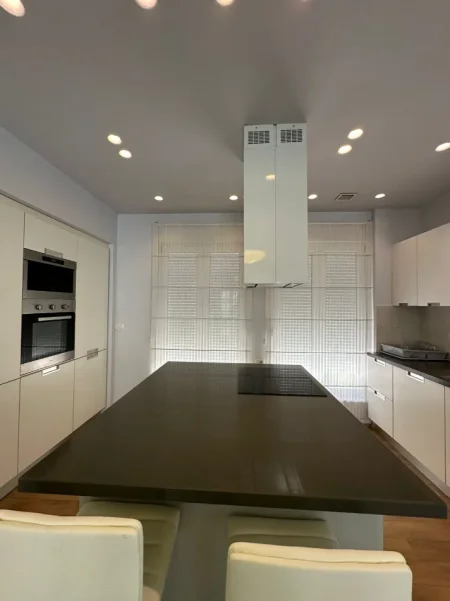 Tirane, jepet me qera Vile 3 Katshe Kati 4, 250 m² 2.700 € (White House, TEG)