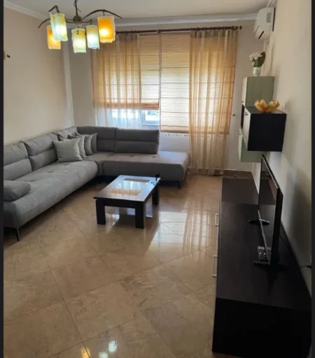 Tirane, jepet me qera apartament 1+1 Kati 8, 65 m² 600 € (SHESHI WILLSON)