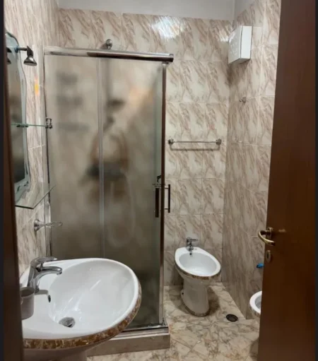 Tirane, jepet me qera apartament 1+1 Kati 8, 65 m² 600 € (SHESHI WILLSON)