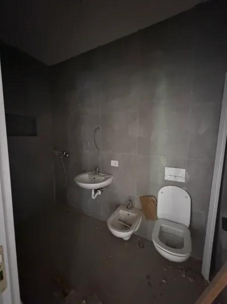 Tirane, shitet apartament 3+1 , 121 m² 178.000 € (5 Maji)