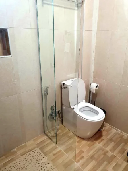 Tirane, jepet me qera apartament 1+1 Kati 3, 64 m² 600 € (RRUGA E BARRIKADAVE)