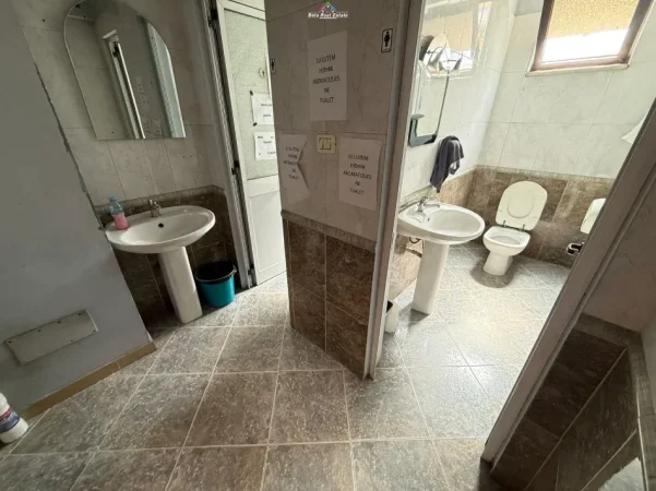 Tirane, jepet me qera zyre Kati 2, 220 m² 2.100 € (farmacia 10)